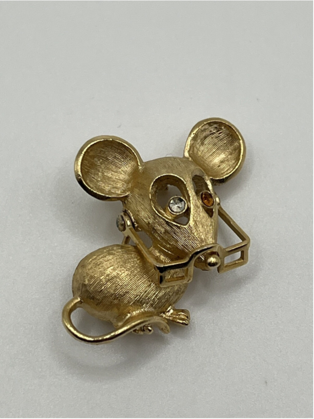 VINTAGE AVON MOUSE WITH MOVABLE GLASSES BROOCH PIN GOLD TONE RHINESTONE EYES